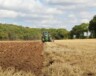 Traditionnellement, les agriculteurs labourent leurs champs. Mais pour faciliter le stockage du carbone dans le sol et lutter contre les changements climatiques, les scientifiques recommandent de travailler la terre le moins possible. — Photo : Richard Bell – Unsplash