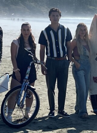 Surf Bay, côte Ouest sera diffusée sur TV5Unis au printemps 2026 et sur la plateforme Crave en 2027. Le tournage a eu lieu 26 mai au 9 juillet, principalement dans la région de Vancouver et à Tofino. — Photo : Unis TV