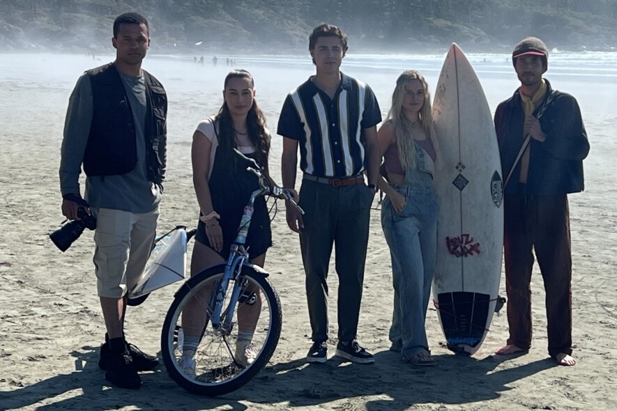 Surf Bay, côte Ouest sera diffusée sur TV5Unis au printemps 2026 et sur la plateforme Crave en 2027. Le tournage a eu lieu 26 mai au 9 juillet, principalement dans la région de Vancouver et à Tofino.  — Photo : Unis TV