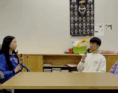 William Wang passe une entrevue avec la gagnante d’un concours oratoire en français sur sa chaîne YouTube. — Photo : chaîne YouTube Phoenix Community Studios