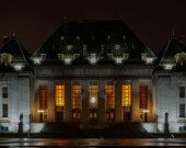 La Cour suprême du Canada souligne que la traduction de 24 jugements datant d’avant 1970 sera faite dans le cadre de son 150e anniversaire.  — Photo : Tom Carnegie – Unsplash