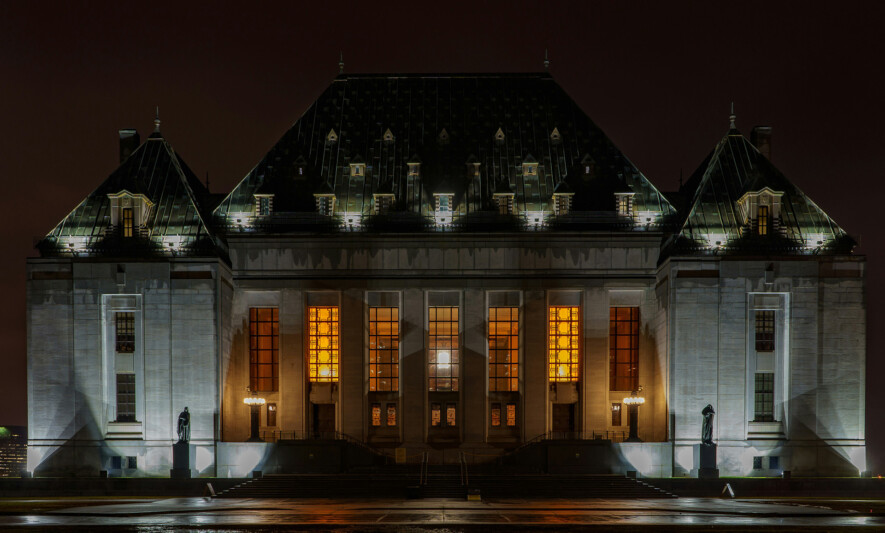 La Cour suprême du Canada souligne que la traduction de 24 jugements datant d’avant 1970 sera faite dans le cadre de son 150e anniversaire.  — Photo : Tom Carnegie – Unsplash