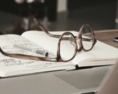 Le 17 juin dernier, l’Acfas a envoyé une lettre aux ministres Mélanie Joly et Marjorie Michel et à la Dre Mona Nemer. Cette lettre inclut les signatures de 1062 personnes, qui ont appuyé les constats et les demandes de l’Acfas.  — Photo : Dan Dimmock – Unsplash