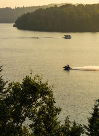 Environ 16 millions de Canadiens et Canadiennes s’adonneraient chaque année à la navigation de plaisance, soit environ 50 % de la population adulte.  — Photo : David Montanari – Pexels