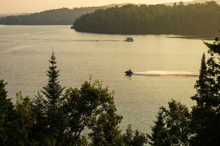Environ 13 millions de Canadiens et Canadiennes s’adonnent chaque année à la navigation de plaisance, soit plus de 50 % de la population adulte.   