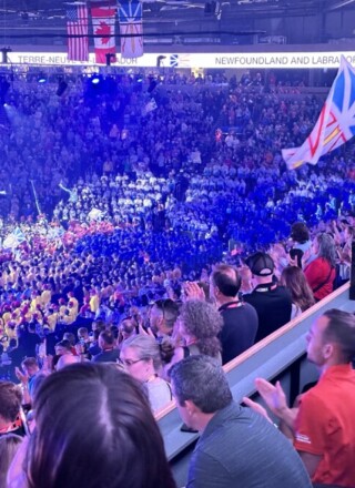 Les drapeaux représentant chaque province et territoire du Canada flottaient haut dans les airs pour les athlètes qui ont fait leur entrée lors de la cérémonie d'ouverture des Jeux d'été du Canada. — Photo : Cody Broderick