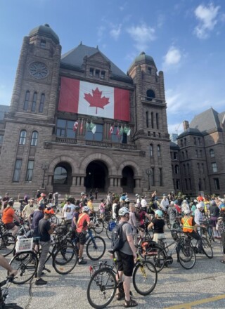 Les cyclistes torontois ont manifesté leur satisfaction, le 31 juillet, par un rassemblement devant Queen's Park. — Photos : Charles-Antoine Rouyer, l-express.ca