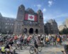 Les cyclistes torontois ont manifesté leur satisfaction, le 31 juillet, par un rassemblement devant Queen's Park.  — Photos : Charles-Antoine Rouyer, l-express.ca