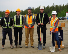 L’entreprise Ketza Construction s’est vu attribuer le contrat pour cette phase de construction du projet. (Sur la photo : deuxième à partir de la droite, Joe Densmore, vice-président et chef de chantier de Ketza Construction, et à droite, Lesley Brown, présidente et vice-chancelière de l’Université du Yukon). — Photo : Gwendoline Le Bomin