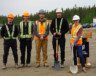 L’entreprise Ketza Construction s’est vu attribuer le contrat pour cette phase de construction du projet. (Sur la photo : deuxième à partir de la droite, Joe Densmore, vice-président et chef de chantier de Ketza Construction, et à droite, Lesley Brown, présidente et vice-chancelière de l’Université du Yukon). — Photo : Gwendoline Le Bomin
