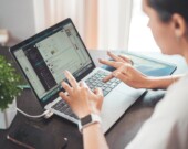 Le profil des télétravailleurs dans les communautés rurales francophones est très divers. Il s’agit aussi bien d’immigrants, de citadins anglophones, originaires de grandes métropoles canadiennes, que de francophones qui reviennent habiter dans leur communauté d’origine. — Photo : Oleksandr Pidvalnyi – Pixabay
