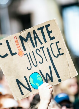 L’avis de la CIJ pourra être utilisé dans plusieurs causes en cours au Canada. C’est notamment le cas de l’affaire La Rose c. Sa Majesté le Roi et de celle de sept jeunes ontariennes qui poursuivent la province pour inaction face aux changements climatiques.  — Photo : Markus Spiske – Unsplash