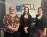 La présidente de la Fédération franco-ténoise, Sophie Gauthier, la commissaire aux langues officielles des Territoires du Nord-Ouest, Krista Carnogursky et la directrice générale de la FFT, Audrey Fournier, lors d’une rencontre le 8 aout dernier. — Photo : Courtoisie FFT