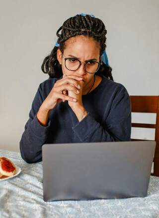 L’être humain est une créature sociale. La solitude peut avoir des effets néfastes sur la santé mentale. Est-ce que l’intelligence artificielle offre des solutions efficaces? — Photo : Helena Lopes – Pexels