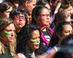 Le racisme se cache parfois derrière une autre intention. Accorder moins d’importance à la vie des Autochtones est une forme de racisme enracinée dans la fondation même du Canada.  — Photo : Pascal Bernardon – Unsplash