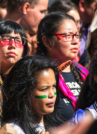 Le racisme se cache parfois derrière une autre intention. Accorder moins d’importance à la vie des Autochtones est une forme de racisme enracinée dans la fondation même du Canada. — Photo : Pascal Bernardon – Unsplash