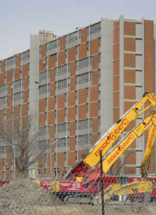 Selon la Commission canadienne des droits de la personne, «le droit à un logement adéquat est un droit fondamental pour tous et toutes au Canada». — Photo : Wikimedia Commons, Peter Dickinson