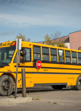 Le transport scolaire, une pièce essentielle de la rentrée dans les TNO.
 — Photo Cristiano Pereira