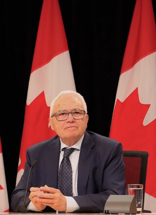 Raymond Théberge a été reconduit pour la seconde fois après la fin de son mandat officiel, qui prenait fin en janvier 2025. Il reste en poste jusqu’en janvier 2026, date à laquelle il se dit «confiant» qu’on lui ait trouvé un successeur.  — Photo : Marianne Dépelteau – Francopresse (Archives)