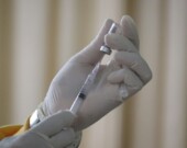 Josie Osborne, ministre de la Santé, annonce que les changements au programme de vaccination du virus du papillome humain s’inscrivent dans le plan d'action de lutte contre le cancer en C.-B. — Photo : Unsplash – Mufid Majnun