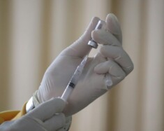 Josie Osborne, ministre de la Santé, annonce que les changements au programme de vaccination du virus du papillome humain s’inscrivent dans le plan d'action de lutte contre le cancer en C.-B. — Photo : Unsplash – Mufid Majnun