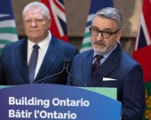 Le ministre ontarien de l'Éducation, Paul Calandra, et le premier ministre de l’Ontario, Doug Ford, en avril 2024. — Photo : Etienne Morin/Archives Le Droit