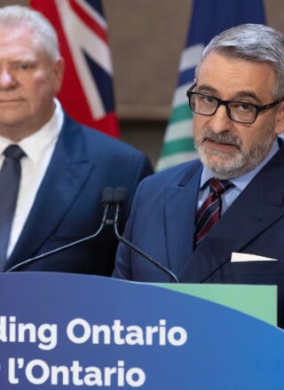 Le ministre ontarien de l'Éducation, Paul Calandra, et le premier ministre de l’Ontario, Doug Ford, en avril 2024. — Photo : Etienne Morin/Archives Le Droit