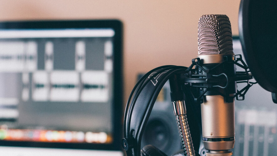 «À l’ère des Netflix, YouTube et Facebook, on semble avoir oublié que, tout près de chez nous, des médias de proximité racontent nos histoires mieux que quiconque.».  — Photo : Will Francis - Unsplash