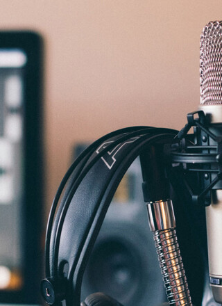 «À l’ère des Netflix, YouTube et Facebook, on semble avoir oublié que, tout près de chez nous, des médias de proximité racontent nos histoires mieux que quiconque.». — Photo : Will Francis - Unsplash