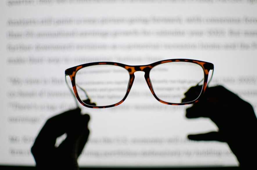 Avoir accès à de la bonne information permet d’avoir une vision plus juste de la société dans laquelle nous vivons.  — Photo : Shiona Das – Unsplash