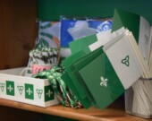 Une petite section dédiée à de la marchandise franco-ontarienne au Coin du livre, à Ottawa. — Photo : Clémence Labasse/Le Droit