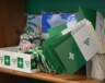 Une petite section dédiée à de la marchandise franco-ontarienne au Coin du livre, à Ottawa. — Photo : Clémence Labasse/Le Droit