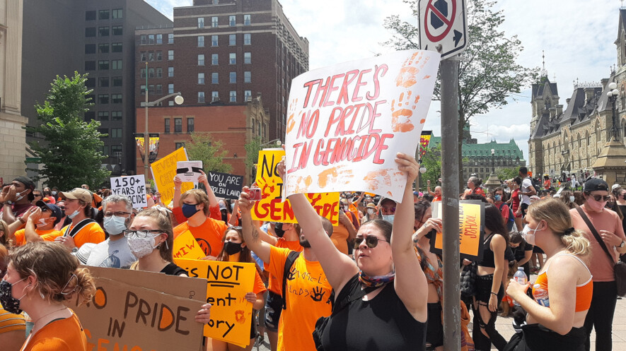 Les traumatismes n’ont pas pris fin avec le dépôt du rapport de la Commission vérité et réconciliation. En 2021, la découverte de sépultures anonymes sur les terrains de pensionnats autochtones a bouleversé la population canadienne.  — Photo : Inès Lombardo – Francopresse
