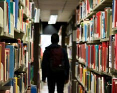 Un étudiant dans une bibliothèque. — PHOTO: Redd Francisco - Unsplash