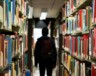 Un étudiant dans une bibliothèque. — PHOTO: Redd Francisco - Unsplash