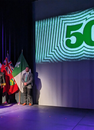 La lieutenante-gouverneure de l’Ontario, Edith Dumont, a eu de la difficulté à lancer son discours : elle était encore émue par la performance des jeunes du Centre d’excellence artistique de l’Ontario, qui ont chanté une version orchestrale de Mon beau drapeau. — Photo : Julien Cayouette – Francopresse