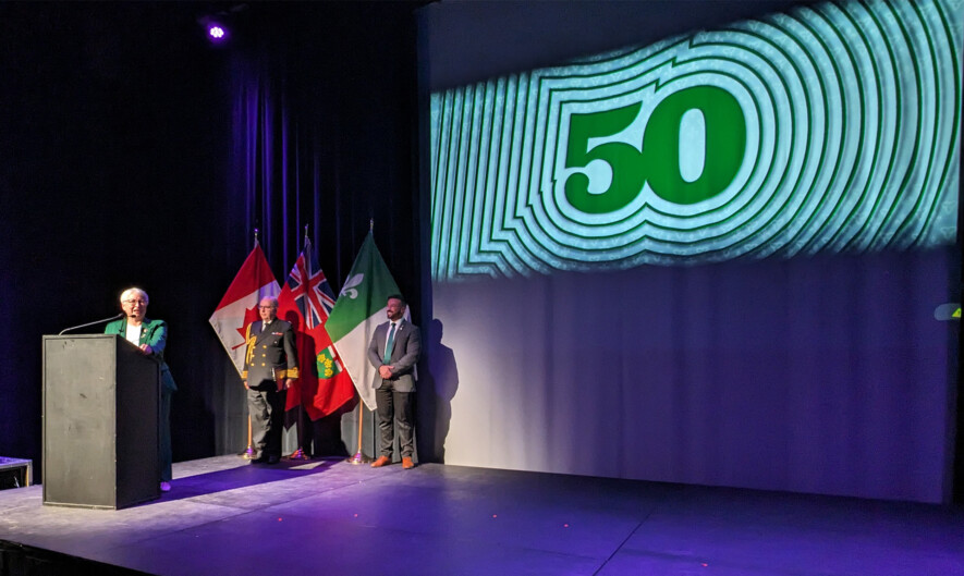 La lieutenante-gouverneure de l’Ontario, Edith Dumont, a eu de la difficulté à lancer son discours : elle était encore émue par la performance des jeunes du Centre d’excellence artistique de l’Ontario, qui ont chanté une version orchestrale de Mon beau drapeau.  — Photo : Julien Cayouette – Francopresse