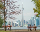 Le centre-ville de Toronto n’arrive toujours pas à retrouver son dynamisme prépandémique. Les employés de bureau préférent le télétravail.  — Photo : Sandro Schuh sur Unsplash