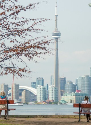 Le centre-ville de Toronto n’arrive toujours pas à retrouver son dynamisme prépandémique. Les employés de bureau préférent le télétravail. — Photo : Sandro Schuh sur Unsplash