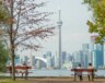Le centre-ville de Toronto n’arrive toujours pas à retrouver son dynamisme prépandémique. Les employés de bureau préférent le télétravail.  — Photo : Sandro Schuh sur Unsplash