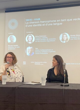 De gauche à droite : Nicolas Ouellet, animateur radio à ICI Musique, Anne Robineau, Krista Simoneau et Yao, lors d’une rencontre organisée par l’Adisq, à l’Université de Québec à Montréal (UQÀM). — Photo : Camille Langlade – Francopresse