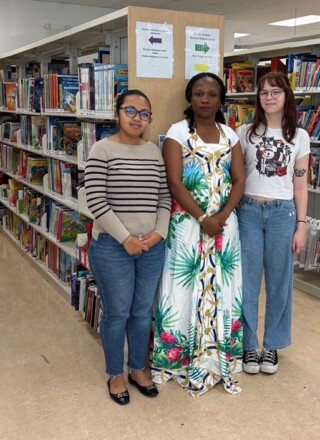 Les bibliothèques francophones, comme celle de l’Institut Guy-Lacombe de la famille, ne sont pas nombreuses, mais très utiles pour la communauté francophone. Ici, Nina Natacha Raharimiadana, Mélanie (aide-bibliothécaire) et Alexie (aide-bibliothécaire).  — Photo : Courtoisie