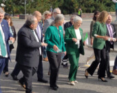 La lieutenante-gouverneure de l’Ontario, Édith Dumont (au centre avec le drapeau), menait la marche pour le 50e anniversaire du drapeau franco-ontarien à Sudbury, le 25 septembre.  — Photo : Julien Cayouette – Francopresse