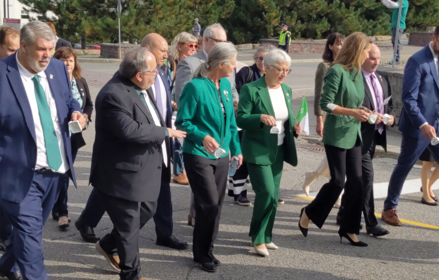 La lieutenante-gouverneure de l’Ontario, Édith Dumont (au centre avec le drapeau), menait la marche pour le 50e anniversaire du drapeau franco-ontarien à Sudbury, le 25 septembre.  — Photo : Julien Cayouette – Francopresse