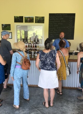 Des entreprises francophones, comme le vignoble Red Bird à Creston, seront plus faciles à découvrir grâce au futur répertoire numérique des services en français financé par la subvention provinciale. — Photo : Allen James Rollin