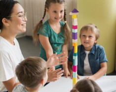 La Semaine nationale de reconnaissance des éducatrices et éducateurs de la petite enfance dans les communautés francophones en situation minoritaire se tiendra du 20 au 24 octobre 2025, en ligne.  — Photo : Freepik
