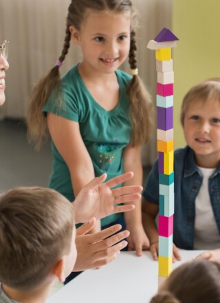 La Semaine nationale de reconnaissance des éducatrices et éducateurs de la petite enfance dans les communautés francophones en situation minoritaire se tiendra du 20 au 24 octobre 2025, en ligne.  — Photo : Freepik