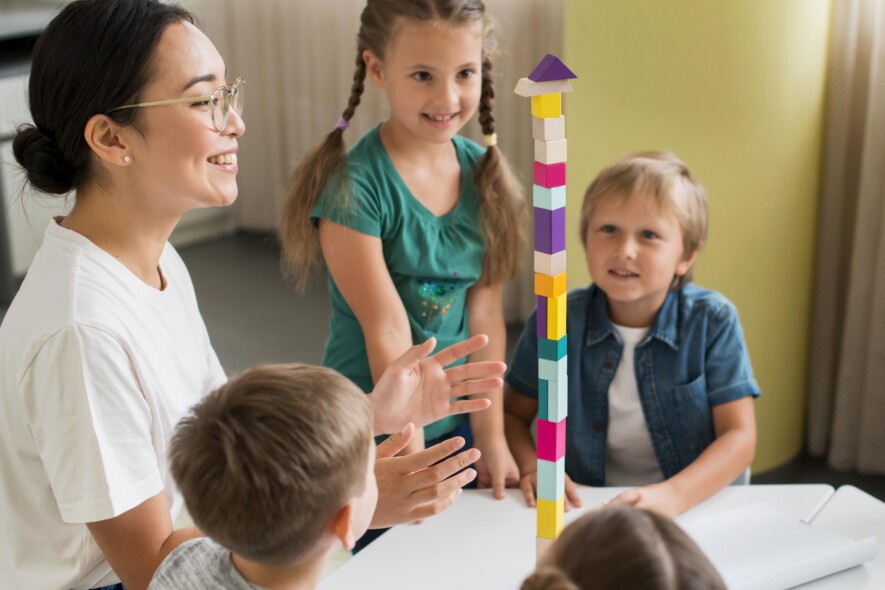 La Semaine nationale de reconnaissance des éducatrices et éducateurs de la petite enfance dans les communautés francophones en situation minoritaire se tiendra du 20 au 24 octobre 2025, en ligne.  — Photo : Freepik