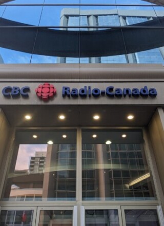 Radio-Canada a conçu un plan stratégique pour protéger les services dans un contexte de coupures budgétaires. — Photo : Julien Cayouette – Francopresse