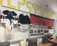Le développement de l’identité inuit représente un facteur qui semble soutenir la persévérance scolaire. — Crédit : Kathy Snow